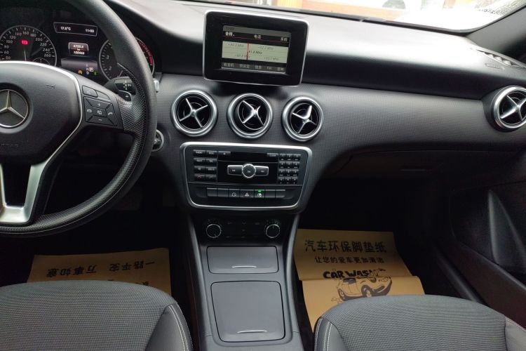 奔驰A级(进口) 2015款 A 180 标准型中控内饰16