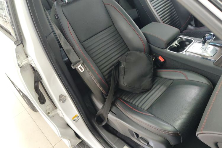 路虎 发现运动版 2021款 249PS R-Dynamic S 性能版局部细节41