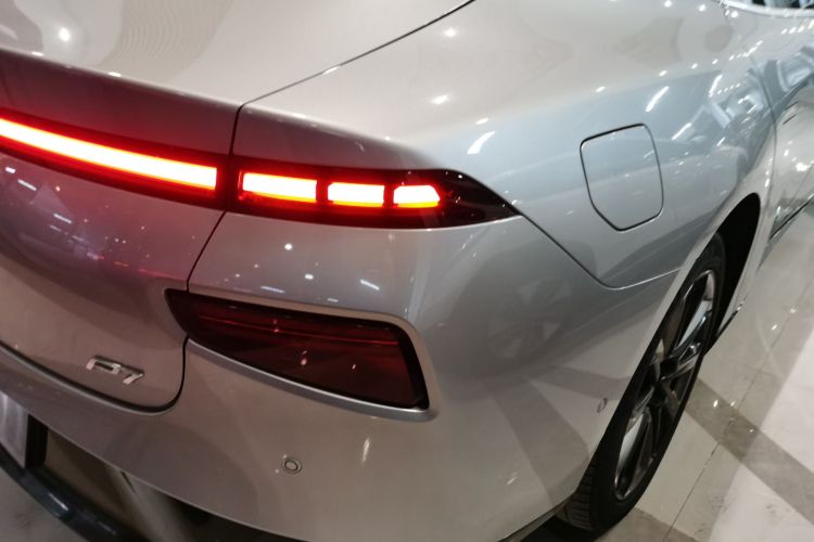 小鹏P7 2022款 480E车身外观9