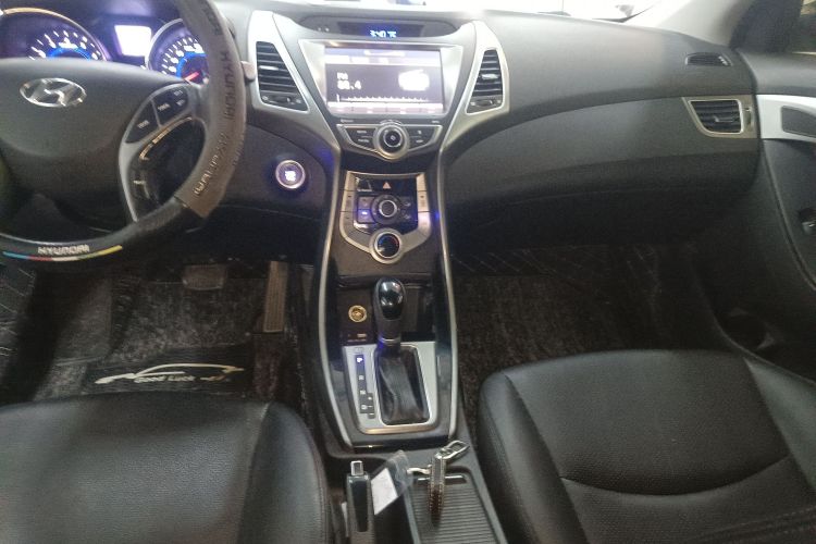 现代 朗动 2016款 1.6L 自动尊贵型中控内饰18