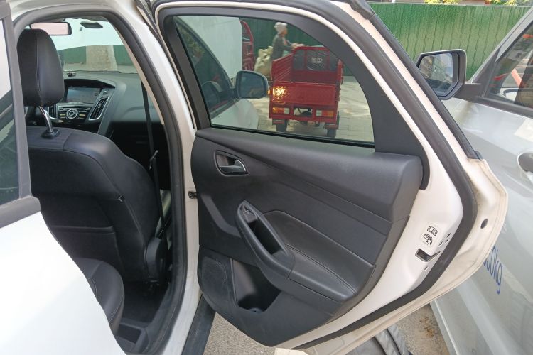 福特 福克斯 2017款 三厢 1.6L 自动风尚型智行版中控内饰45