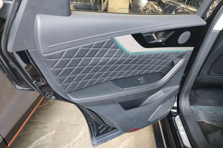 红旗HS5 2019款 2.0T 智联旗享版中控内饰7008