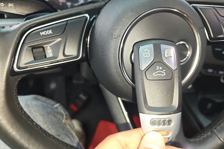 奥迪A4L 2019款 40 TFSI 进取型 国VI中控内饰7001