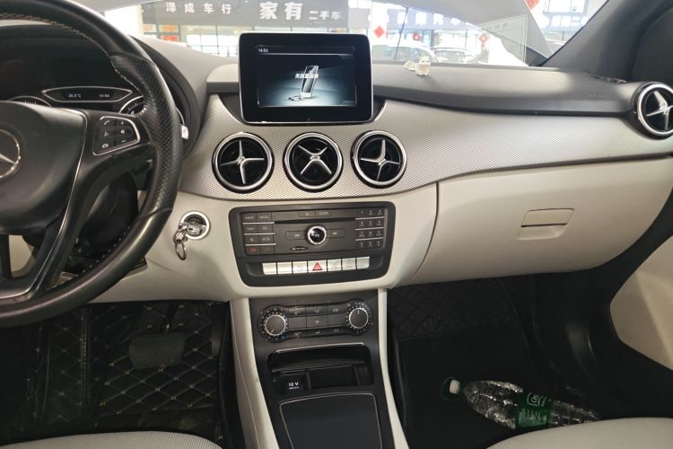 奔驰B级 2015款 B 200 动感型中控内饰16