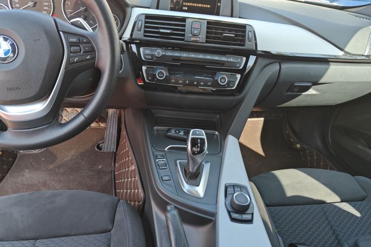 宝马3系 2017款 320i M运动型中控内饰16