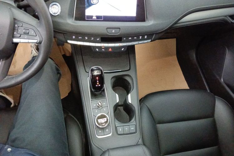 凯迪拉克XT4 2021款 28T 两驱领先型中控内饰18