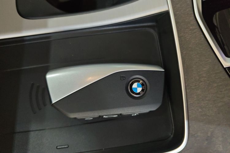 宝马X5 2025款 xDrive 30Li 尊享型M运动曜夜套装中控内饰11