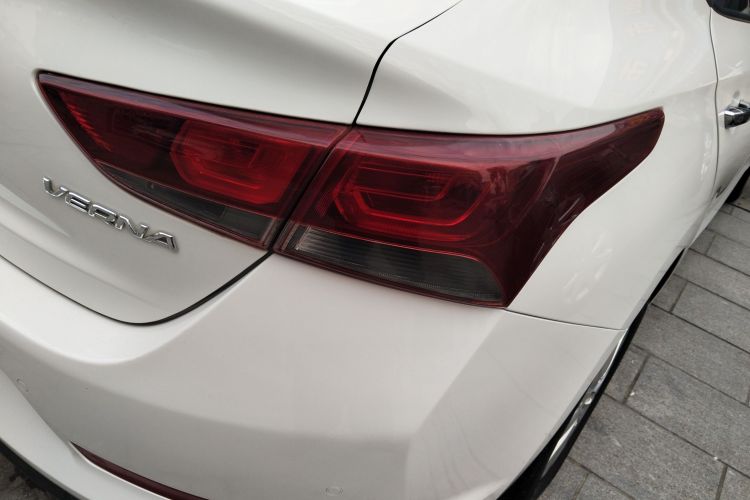 现代 悦纳 2016款 1.4L 自动炫酷版GLS车身外观9