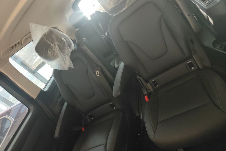 奔驰 威霆 2021款 2.0T 精英版 7座中控内饰7004