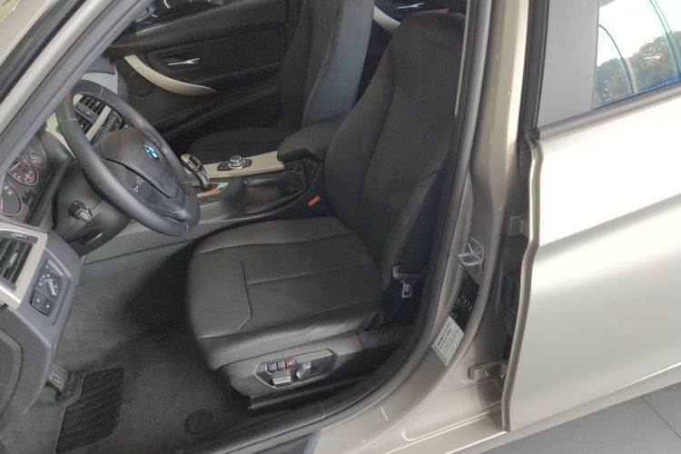 宝马3系 2016款 320i 时尚型局部细节19