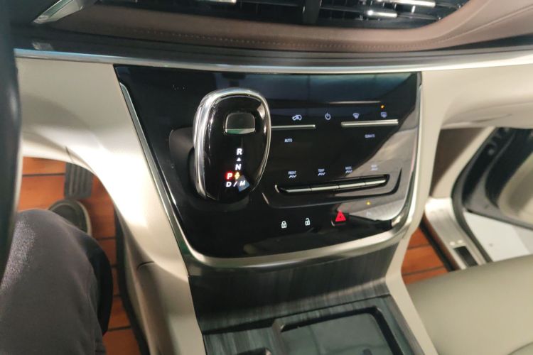 别克GL8 2021款 陆上公务舱 652T 豪华型中控内饰18