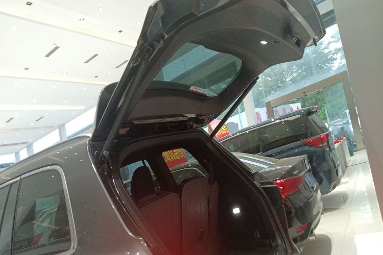 理想汽车 理想ONE 2020款 增程6座版机舱底盘23