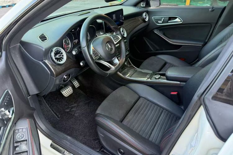 奔驰CLA 2017款 改款 CLA 220 4MATIC中控内饰20