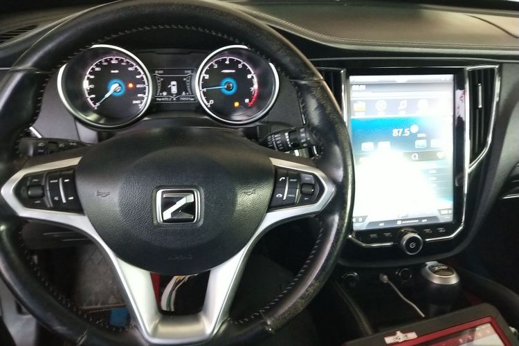 众泰SR7 2016款 1.5T CVT魔方之心版 国IV中控内饰12