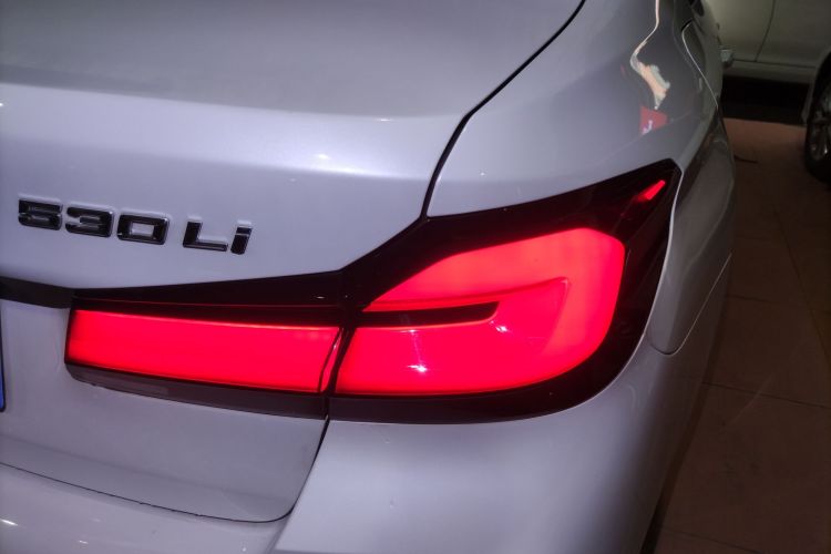 宝马5系 2023款 改款 530Li 领先型 M运动套装车身外观9