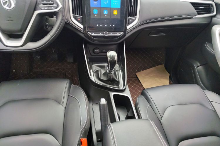 宝骏530 2021款 全球车周年纪念版 1.5T 手动尊贵型 6座中控内饰18