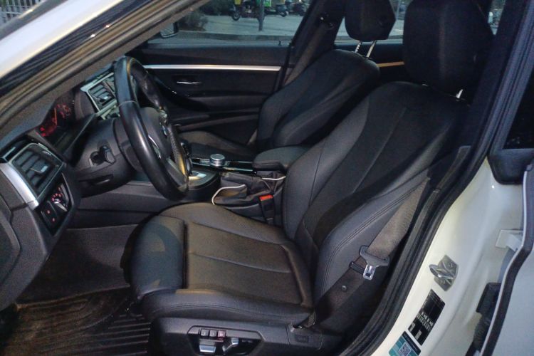 宝马3系GT 2019款 320i M运动套装中控内饰19