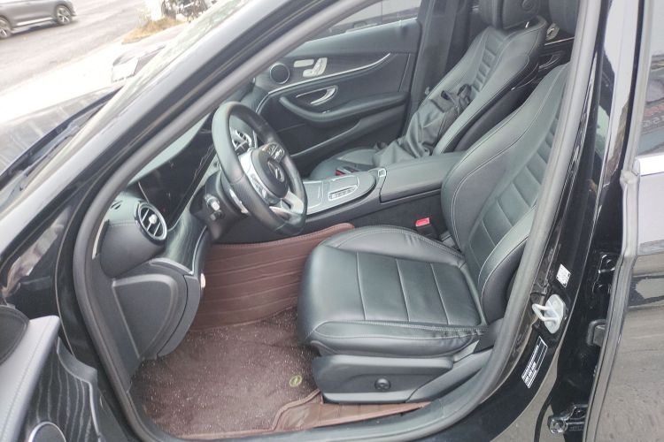 奔驰E级 2019款 E 300 L 运动豪华型中控内饰19