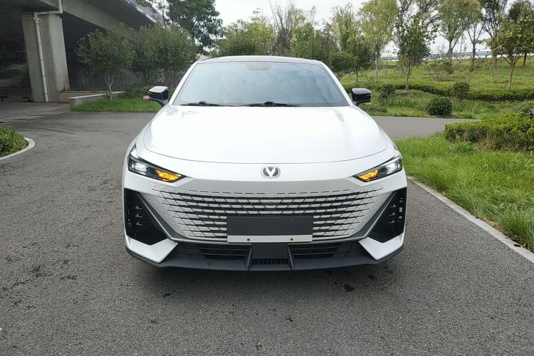 长安UNI-V 2022款 1.5T 尊贵型车身外观6001