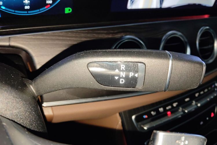 奔驰E级 2021款 E 300 L 运动时尚型中控内饰18