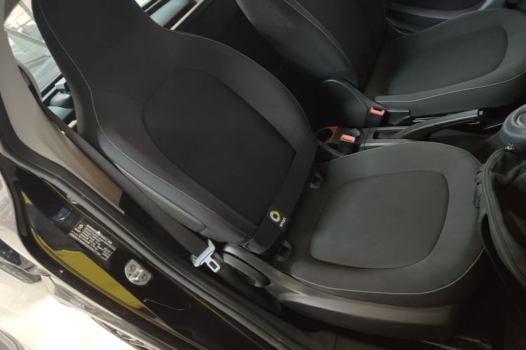 smart fortwo 2019款 0.9T 66千瓦硬顶风擎版 国VI局部细节41