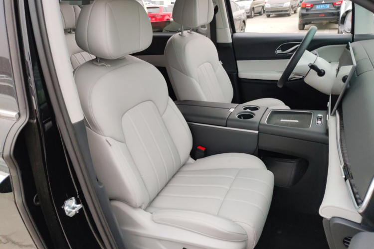 岚图汽车 岚图梦想家 2025款 PHEV 四驱卓越乾崑版局部细节41