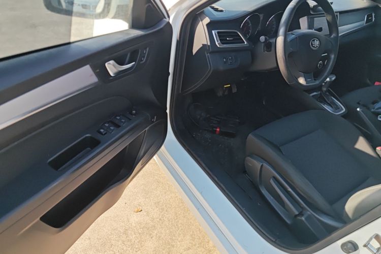 奔腾B30 2016款 1.6L 自动十周年纪念版中控内饰20