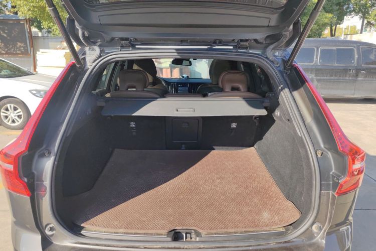 沃尔沃XC60 2022款 B5 四驱智逸豪华版机舱底盘23