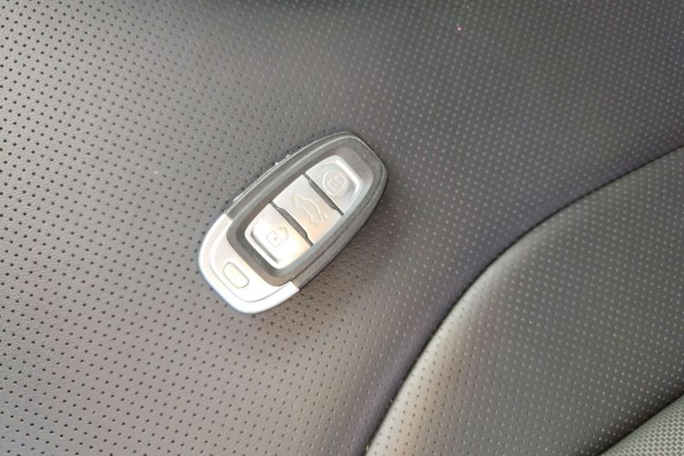 红旗E-QM5 2022款 431km 充电乐享版中控内饰7001