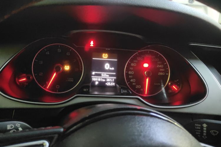 奥迪A4L 2015款 35 TFSI 自动标准型中控内饰14