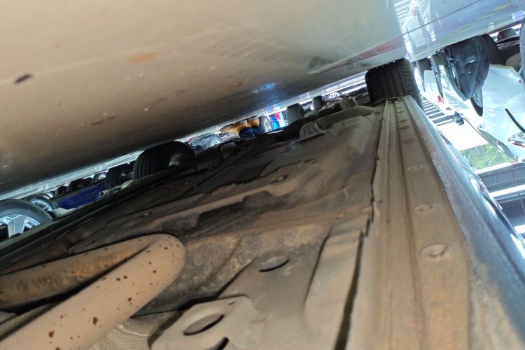 别克 君威 2019款 20T 精英型 国VI机舱底盘30