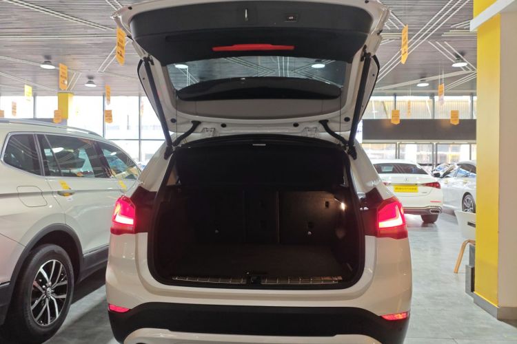 宝马X1 2021款 改款 sDrive20Li 时尚型机舱底盘23