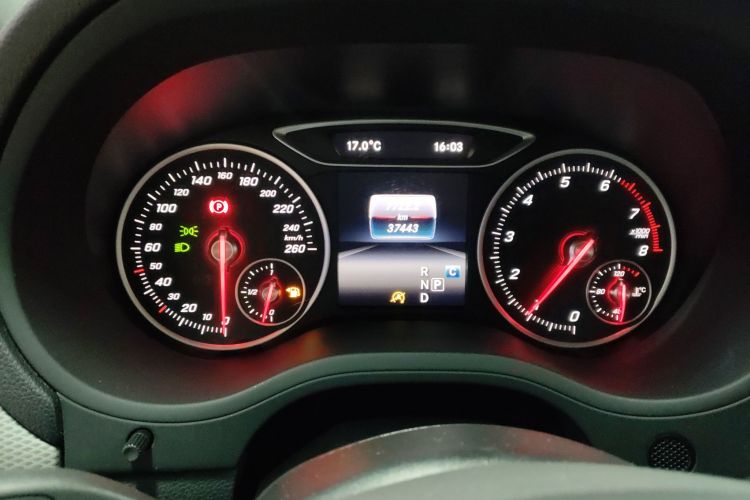 奔驰B级 2017款 B 200 动感型中控内饰14