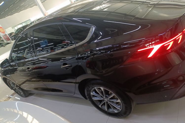 比亚迪 秦PLUS 2024款 荣耀版 DM-i 55KM领先型车身外观4