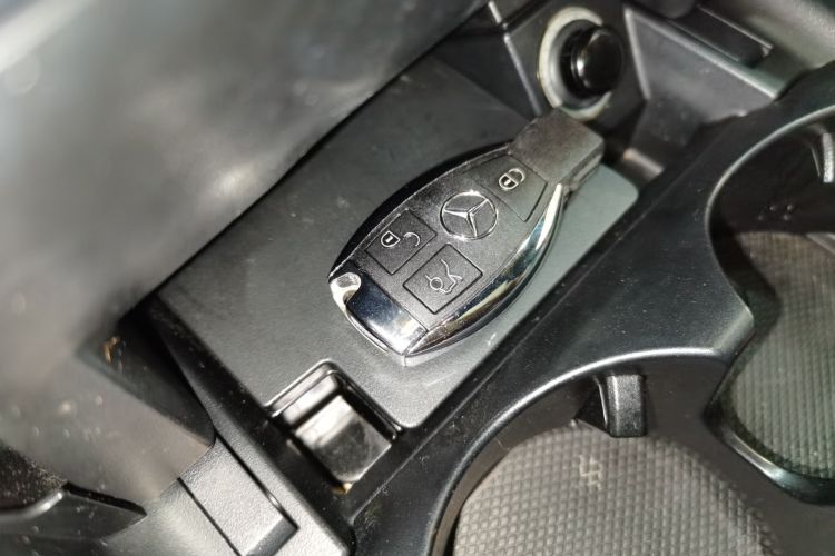 奔驰C级 2017款 改款 C 200 运动版中控内饰7001