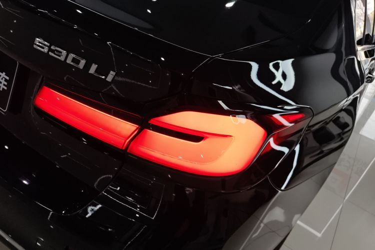 宝马5系 2021款 530Li 领先型 豪华套装车身外观9