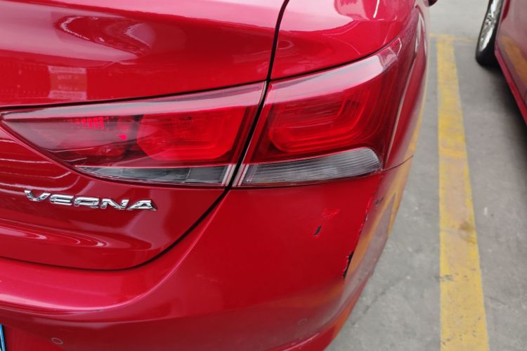 现代 悦纳 2016款 1.4L 手动炫酷版GLS车身外观9