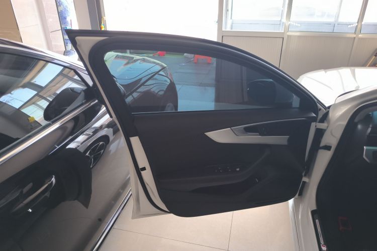 奥迪A4L 2023款 40 TFSI 时尚动感型中控内饰47