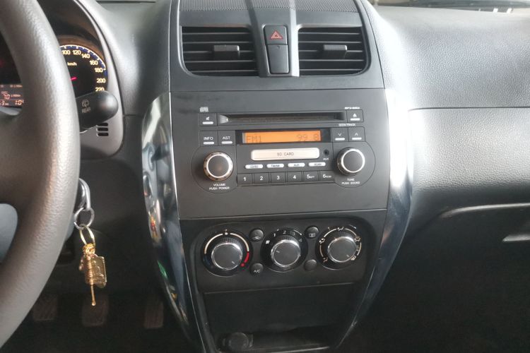 铃木 天语 SX4 2013款 1.6L 手动酷锐型中控内饰16