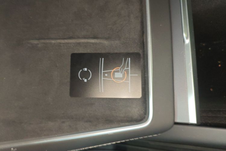 特斯拉 Model Y 2025款 长续航全轮驱动版中控内饰11