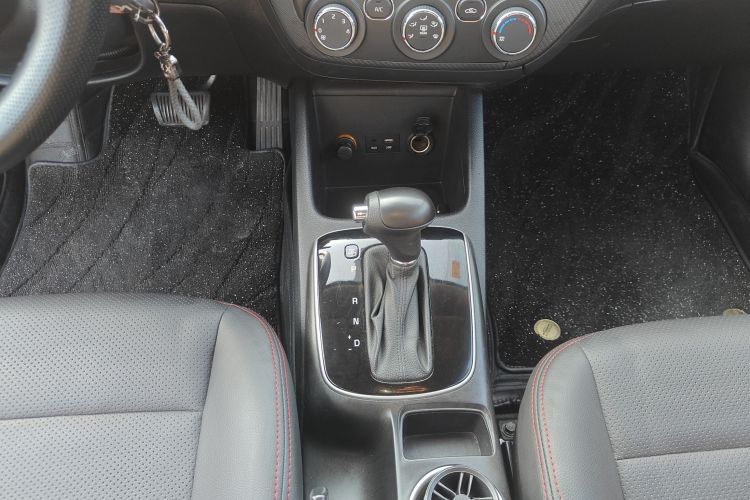 起亚K3 2017款  1.6L 自动15周年特别版GLS中控内饰18