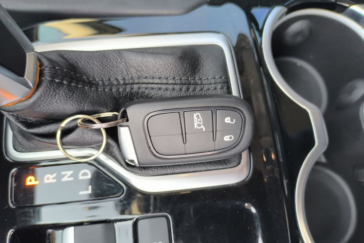 Jeep 指挥官PHEV 2020款 2.0T 插电混动臻享版中控内饰11