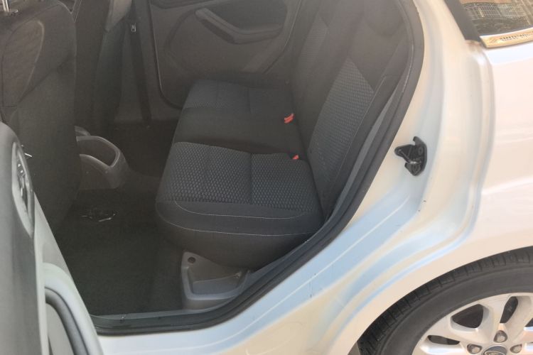 福特 福克斯 2013款 两厢经典 1.8L 手动基本型中控内饰21