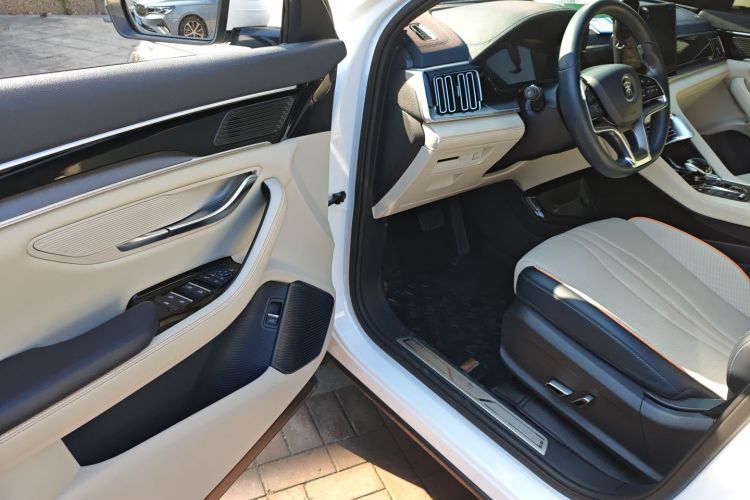 比亚迪 宋PLUS新能源 2023款 冠军版 DM-i 110KM 旗舰PLUS中控内饰7003