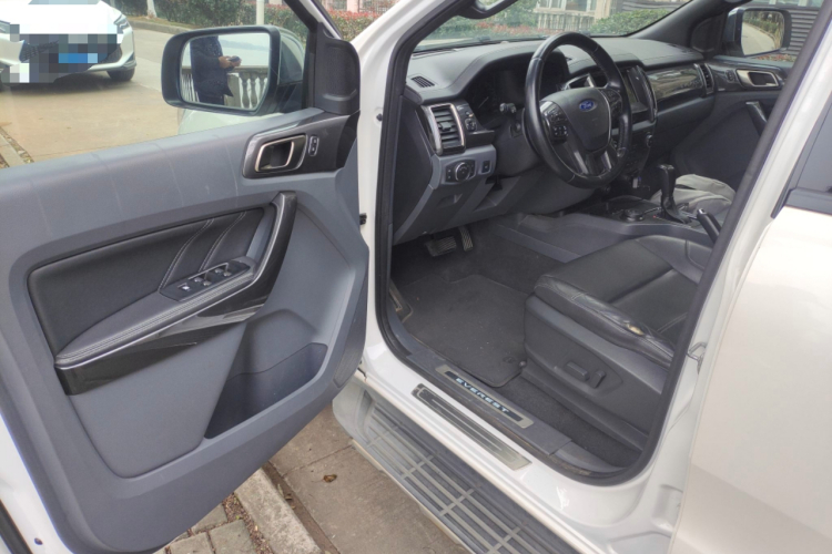 福特 撼路者 2017款 2.0T 汽油自动四驱旗舰版 7座中控内饰7003