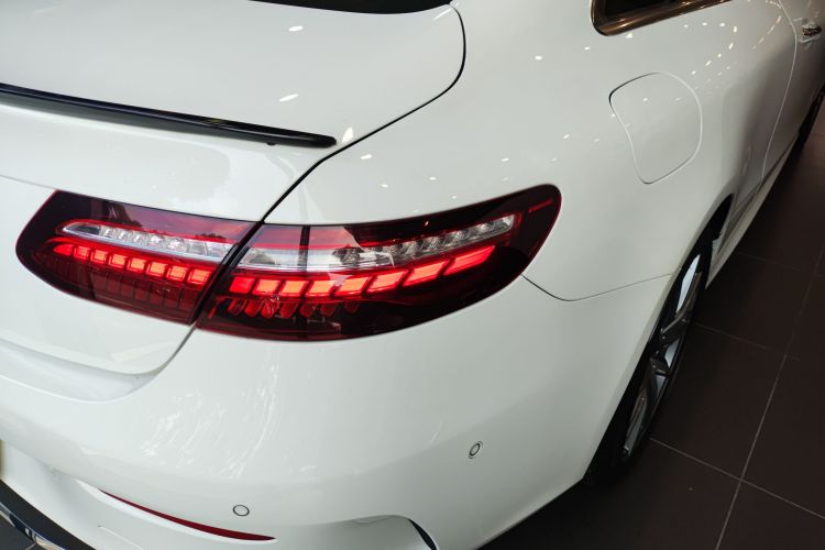 奔驰E级(进口) 2023款 E 300 轿跑车车身外观9