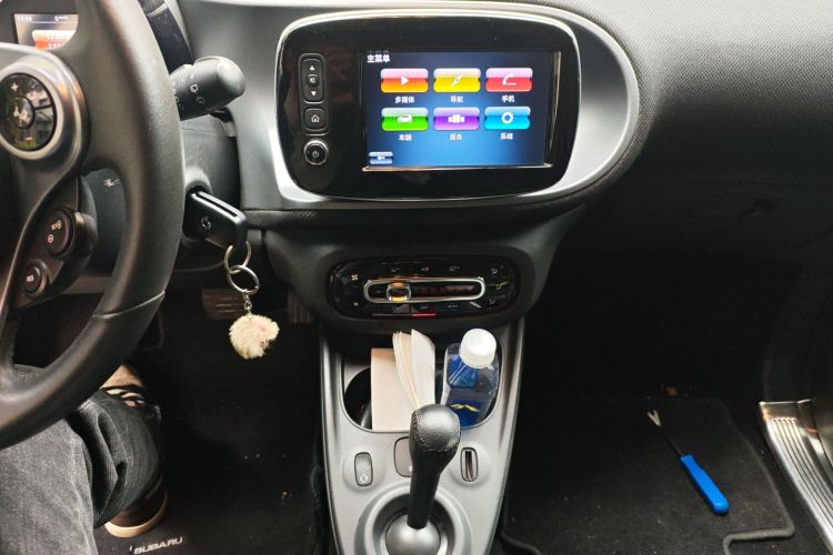 smart fortwo 2016款 0.9T 66千瓦硬顶先锋版中控内饰16