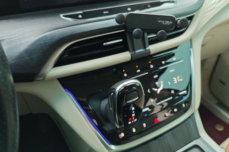 别克GL8 2020款 Avenir艾维亚 六座贤礼版中控内饰18