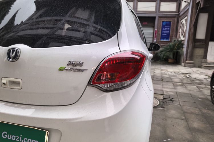 长安欧尚 奔奔E-Star 2021款 国民版 多彩款 磷酸铁锂（31.86kWh）车身外观9