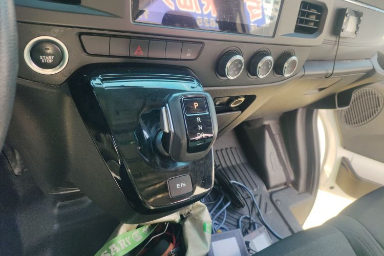 江铃福顺 2023款 2.0T 自动中轴中高顶商运型多功能乘用车7座中控内饰18